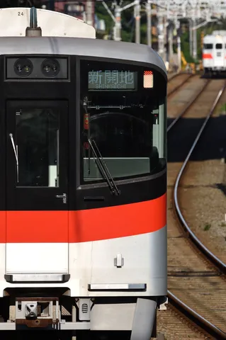 新天地へ向かう列車の静かなる装い