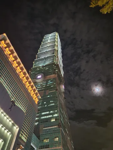 夜空にそびえる都会の灯台