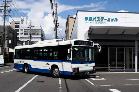 バスで向かう、青と白の風景