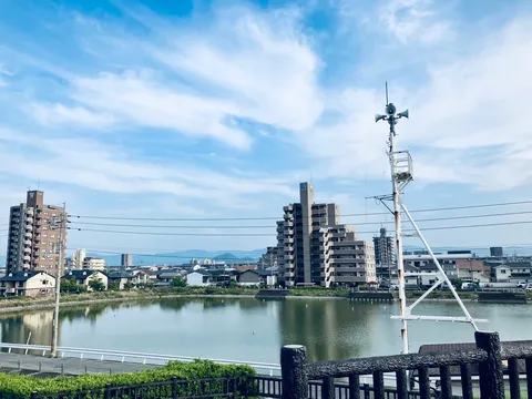 青空と水辺の街並み