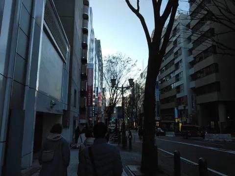 都会の夕暮れ、静かな帰り道