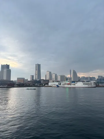 夜景と海の静かな交差点