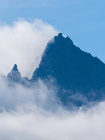 雲布団からニョキッと山