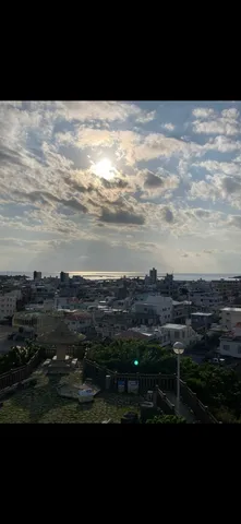 夕暮れの海と街並み