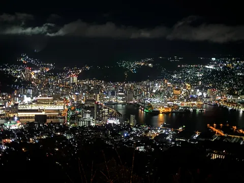 雲の下で灯る港町