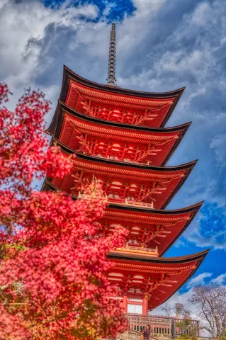 紅葉彩る朱色の塔