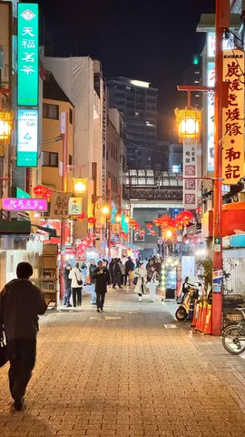 提灯灯る夜の路地