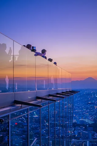 夕暮れをすくう展望デッキ