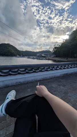 潮風と雲の静かな岸辺