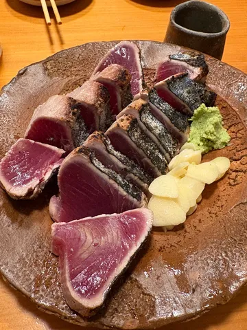 燻香と赤が奏でる刺身の情景