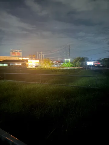 夜の街角に灯るぼんやり光