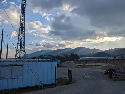 雲間から差し込む光と山並み