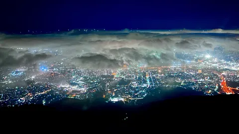 雲海に沈む宝石のような街