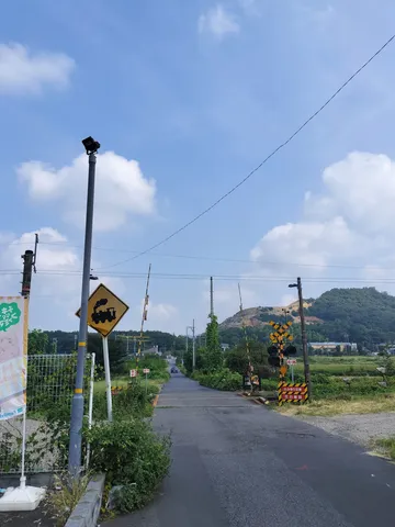 踏切の先に広がる空