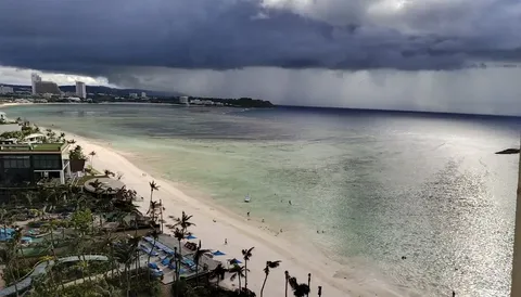 暗雲とビーチ、コントラストが際立つ風景