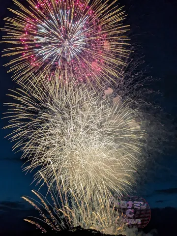 夜空を彩る大輪の花火、光のシャワー！