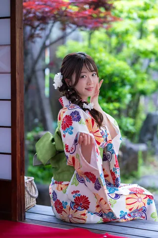 緑に映える彩り豊かな和装