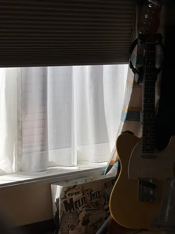 窓辺の静かなギター光景