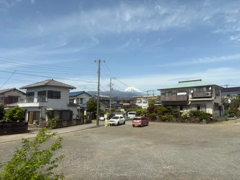富士を望む静かな街並み