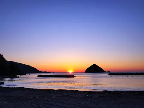 穏やかな水面に映る夕焼け