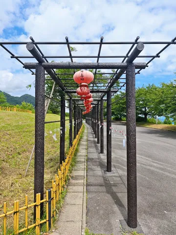 ずらり提灯、奥へと誘う道