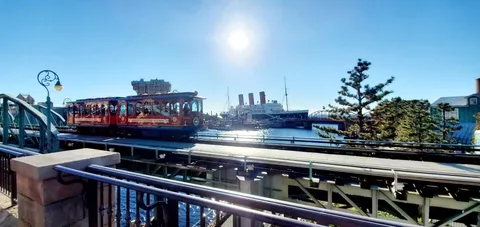 レトロな電車と汽船の風景