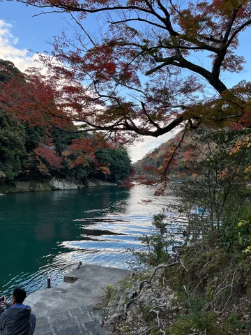 渓流を彩る秋色