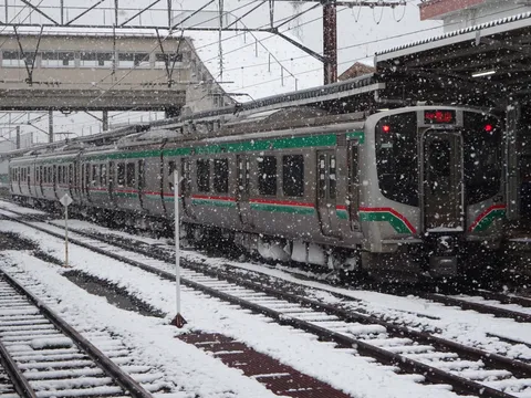 雪のしじまに佇む列車