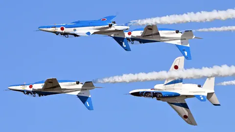 青空を舞う四機の軌跡