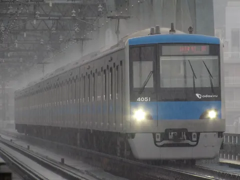 雨煙の中を駆ける特急