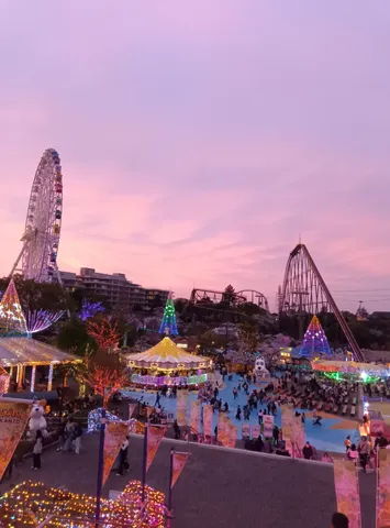 ピンクの空と輝く遊園地