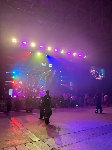 虹色の光が舞う会場の余韻
