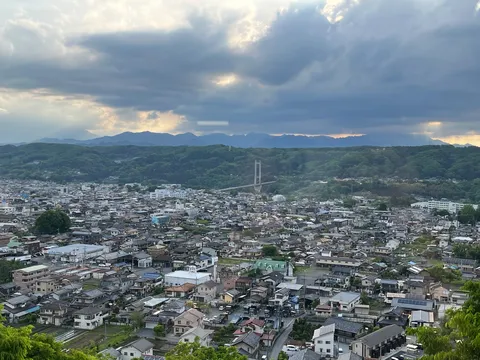 夕暮れに染まる街と山並み