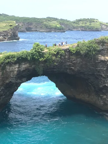 青い海と岩のアーチ
