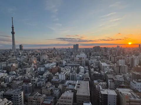 夕焼けに染まる大都市の詩