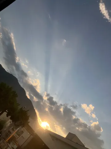 光芒が描く山の風景