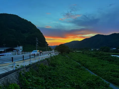茜空、道を照らす光