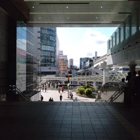 都会の空間がつなぐ午後