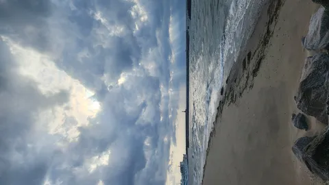 港の空、光のシャワー