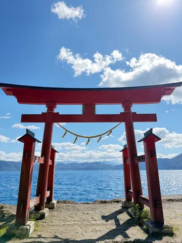 湖へ続く、赤い鳥居