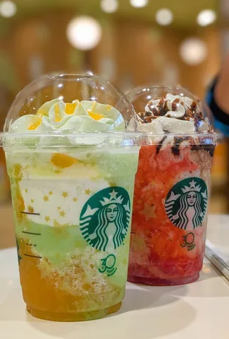 色とりどりのフローズンドリンク