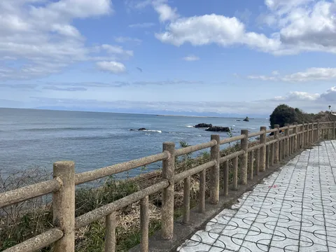 青空と海のパノラマ遊歩道