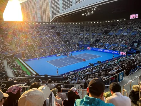 夕陽とテニスコートのコントラスト