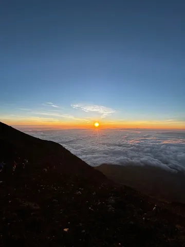 雲海から昇る太陽、天空の息吹