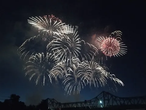 夜空を彩る花火の競演