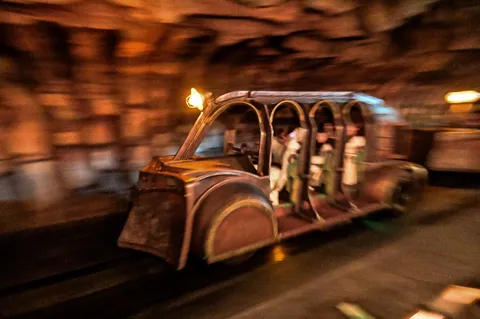 暗闇を駆け抜ける冒険列車