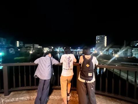 夜景を眺める３人の後ろ姿
