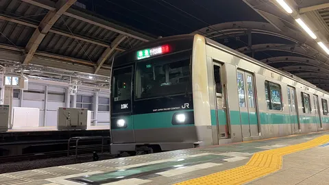 夜の駅に佇む直通電車
