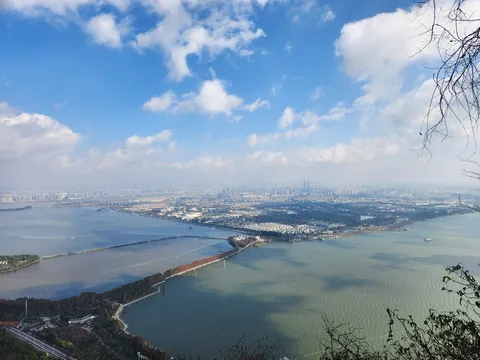 水辺に広がる都市の景