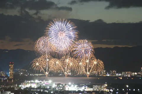 夜空を彩る光の祭典